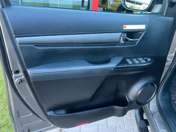 Hilux INVINCIBLE 2,8 D4-D °JBL °AHK °TSS