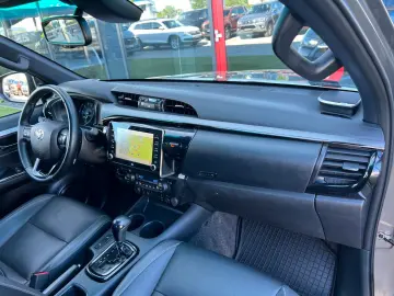 Hilux INVINCIBLE 2,8 D4-D °JBL °AHK °TSS