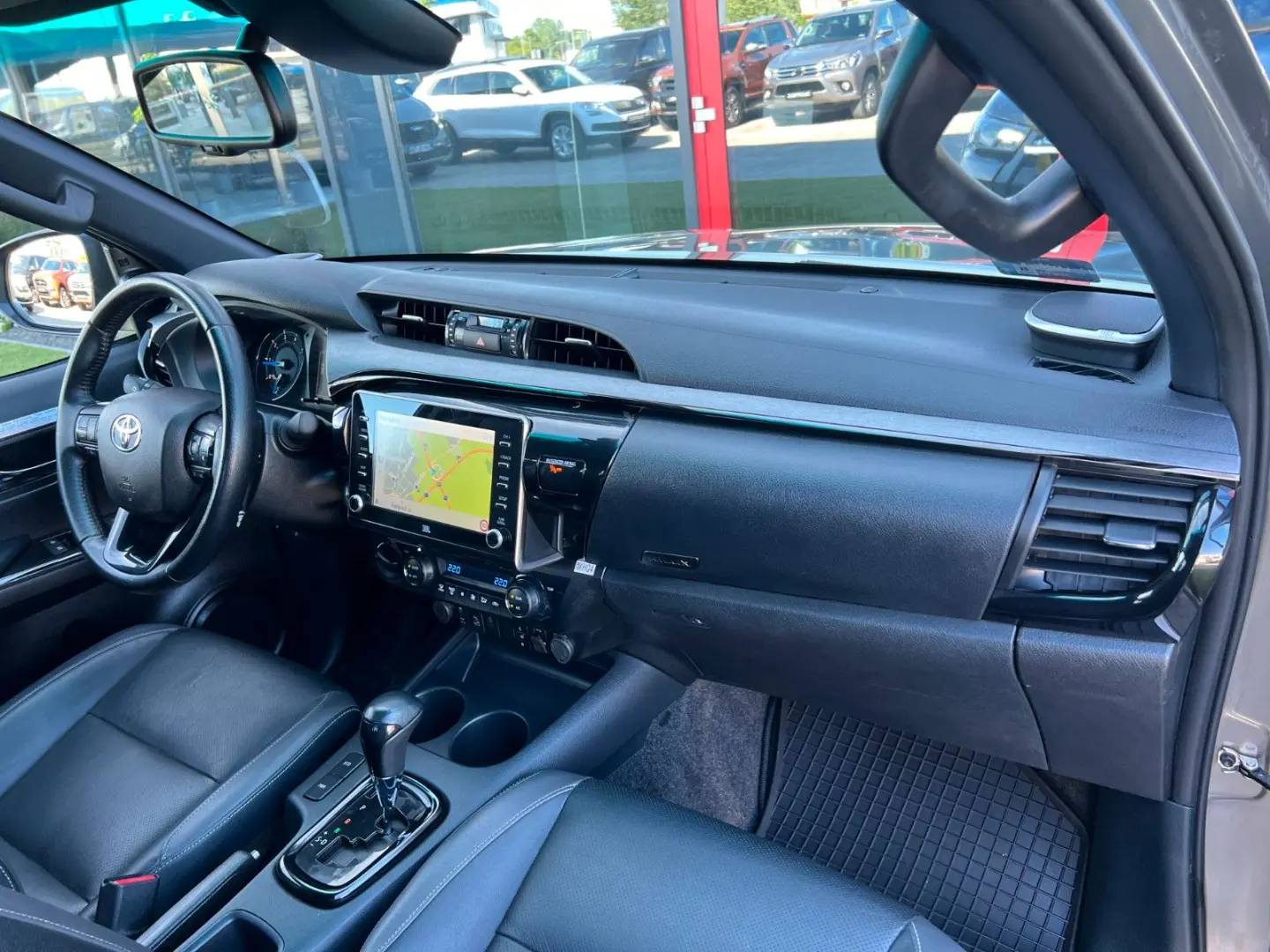 Hilux INVINCIBLE 2,8 D4-D °JBL °AHK °TSS