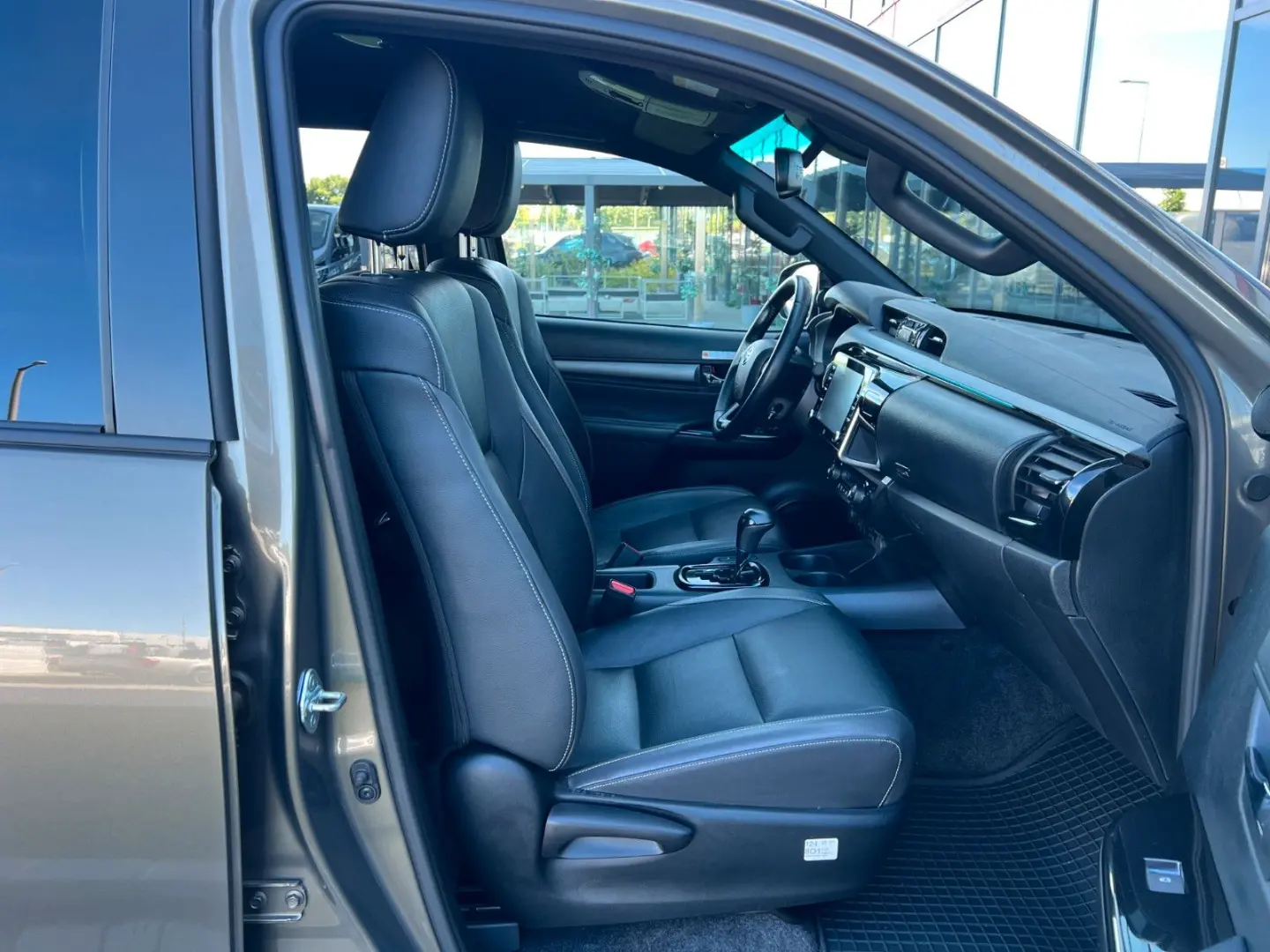 Hilux INVINCIBLE 2,8 D4-D °JBL °AHK °TSS