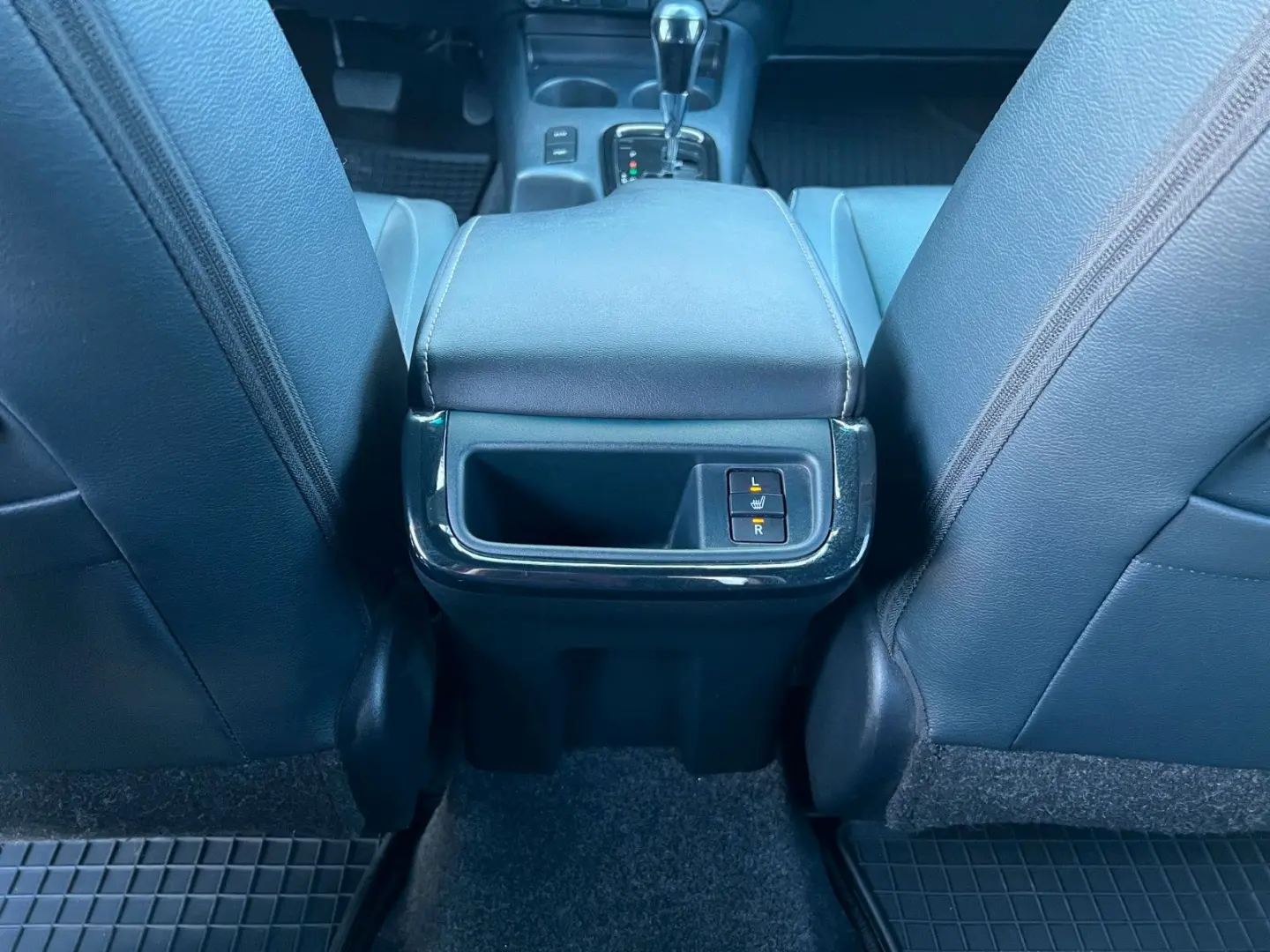 Hilux INVINCIBLE 2,8 D4-D °JBL °AHK °TSS