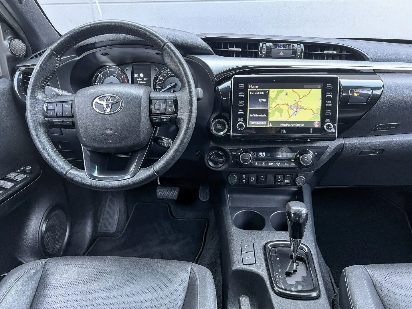 Hilux 2.8D4-D INVINCIBLE °AHK°Assistenz°Rollo°