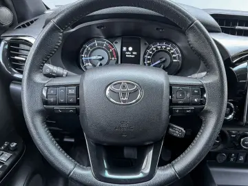 Hilux 2.8D4-D INVINCIBLE °AHK°Assistenz°Rollo°