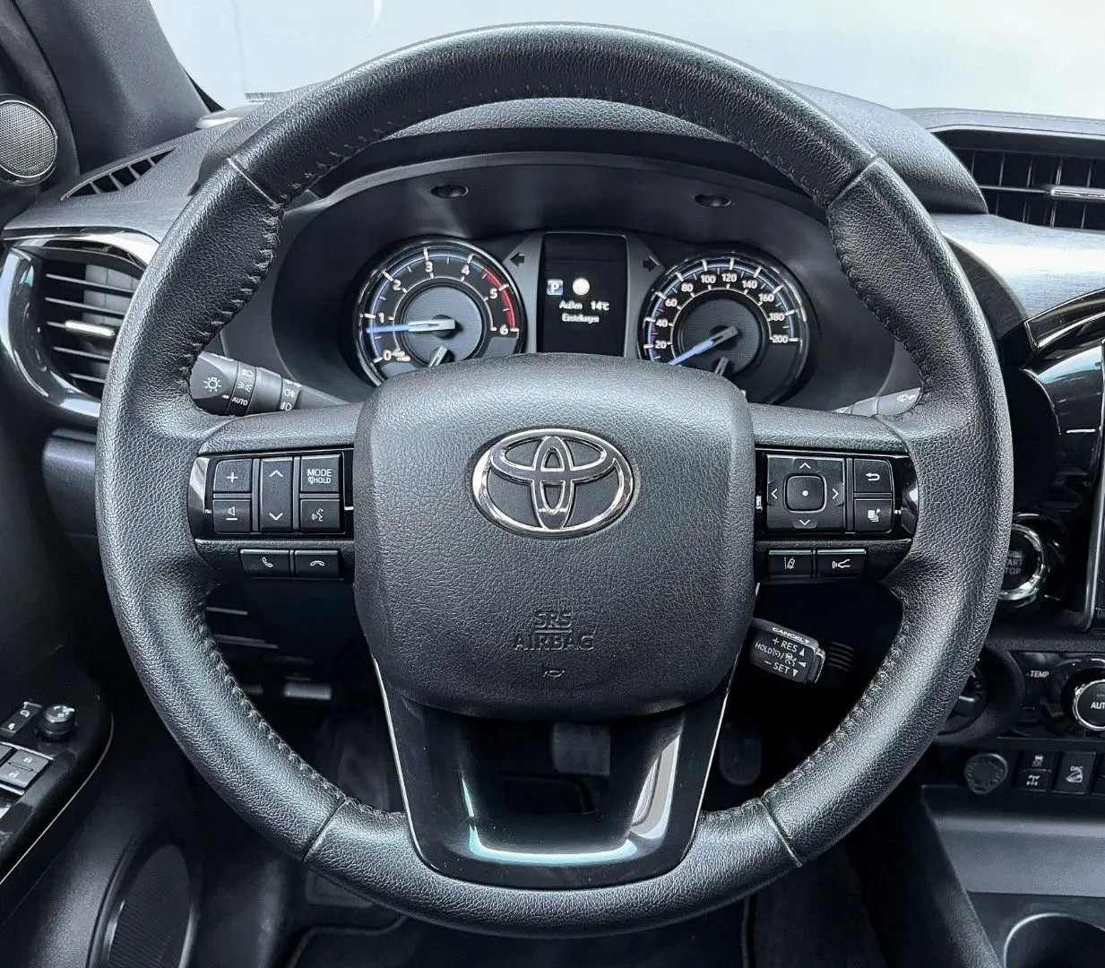 Hilux 2.8D4-D INVINCIBLE °AHK°Assistenz°Rollo°