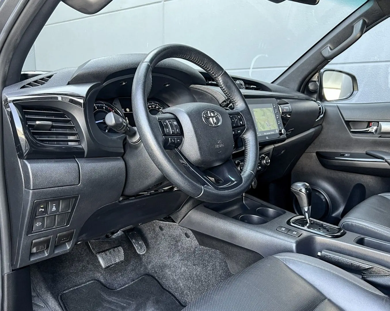 Hilux 2.8D4-D INVINCIBLE °AHK°Assistenz°Rollo°