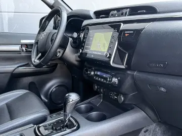 Hilux 2.8D4-D INVINCIBLE °AHK°Assistenz°Rollo°