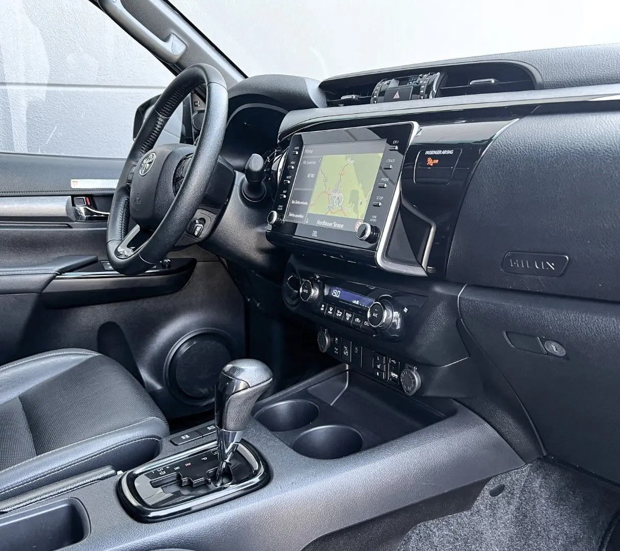 Hilux 2.8D4-D INVINCIBLE °AHK°Assistenz°Rollo°