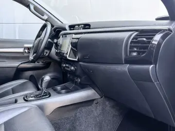 Hilux 2.8D4-D INVINCIBLE °AHK°Assistenz°Rollo°