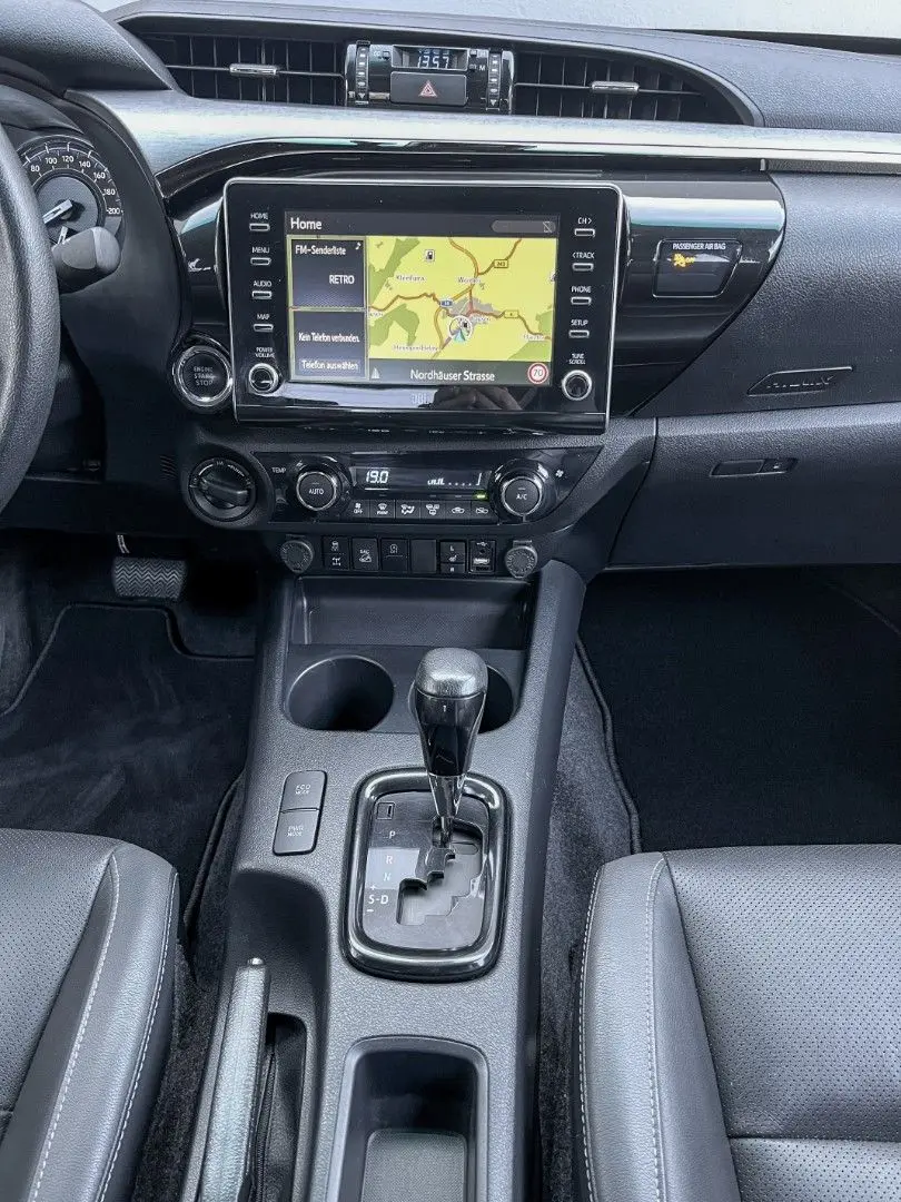 Hilux 2.8D4-D INVINCIBLE °AHK°Assistenz°Rollo°