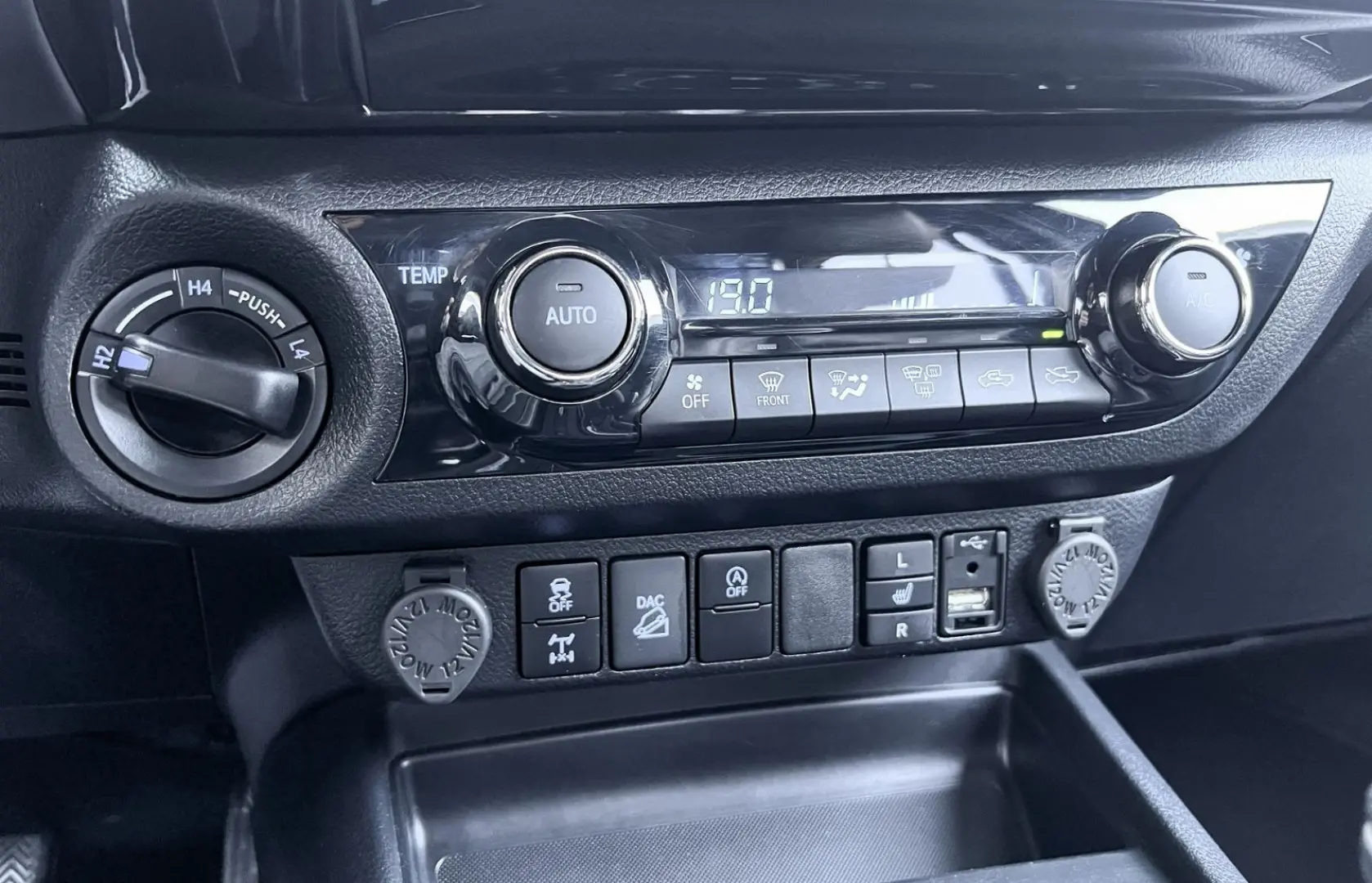 Hilux 2.8D4-D INVINCIBLE °AHK°Assistenz°Rollo°