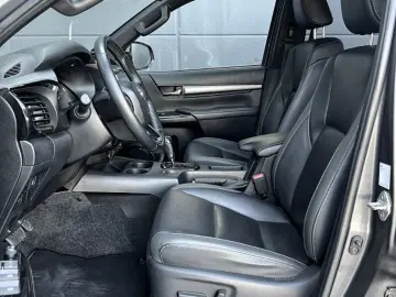 Hilux 2.8D4-D INVINCIBLE °AHK°Assistenz°Rollo°