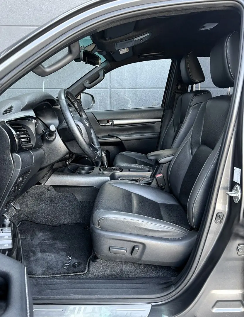 Hilux 2.8D4-D INVINCIBLE °AHK°Assistenz°Rollo°
