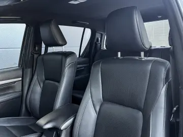 Hilux 2.8D4-D INVINCIBLE °AHK°Assistenz°Rollo°