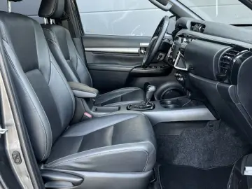 Hilux 2.8D4-D INVINCIBLE °AHK°Assistenz°Rollo°