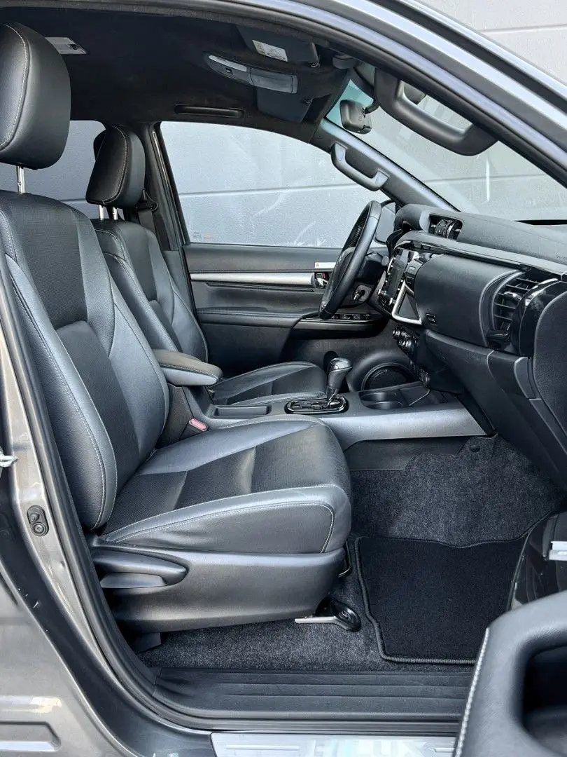 Hilux 2.8D4-D INVINCIBLE °AHK°Assistenz°Rollo°