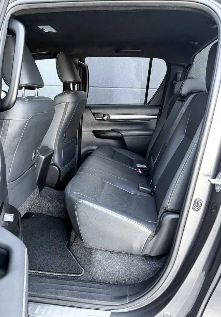 Hilux 2.8D4-D INVINCIBLE °AHK°Assistenz°Rollo°