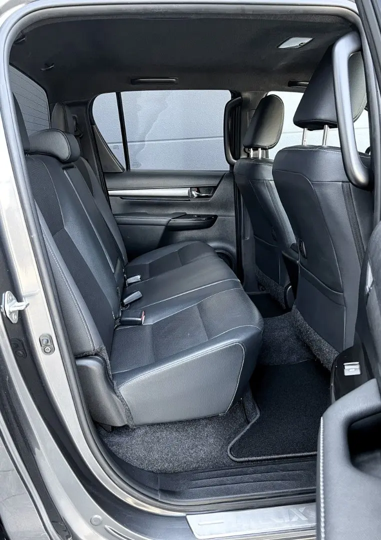 Hilux 2.8D4-D INVINCIBLE °AHK°Assistenz°Rollo°