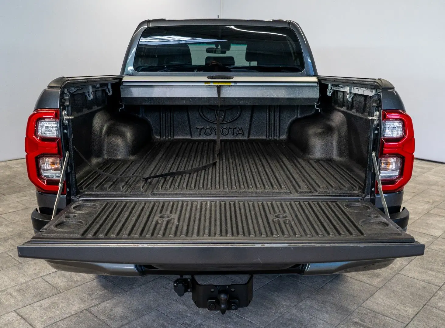 Hilux 2.8D4-D INVINCIBLE °AHK°Assistenz°Rollo°