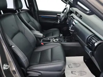 Hilux 2.8 D-4D Invincible,ACC,Rollbügel,LED,AHK