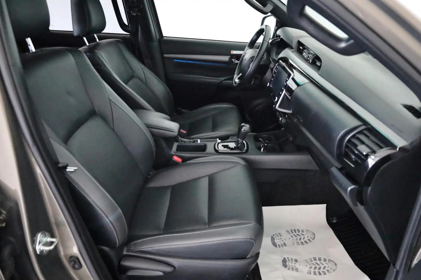 Hilux 2.8 D-4D Invincible,ACC,Rollbügel,LED,AHK
