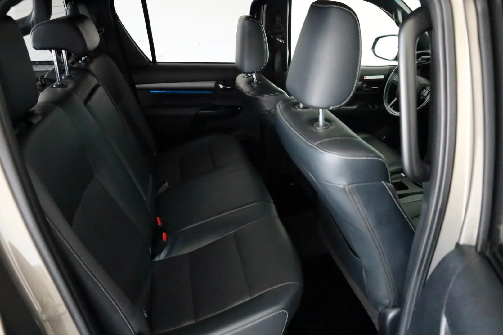 Hilux 2.8 D-4D Invincible,ACC,Rollbügel,LED,AHK