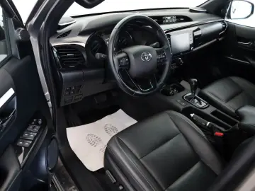 Hilux 2.8 D-4D Invincible,ACC,Rollbügel,LED,AHK