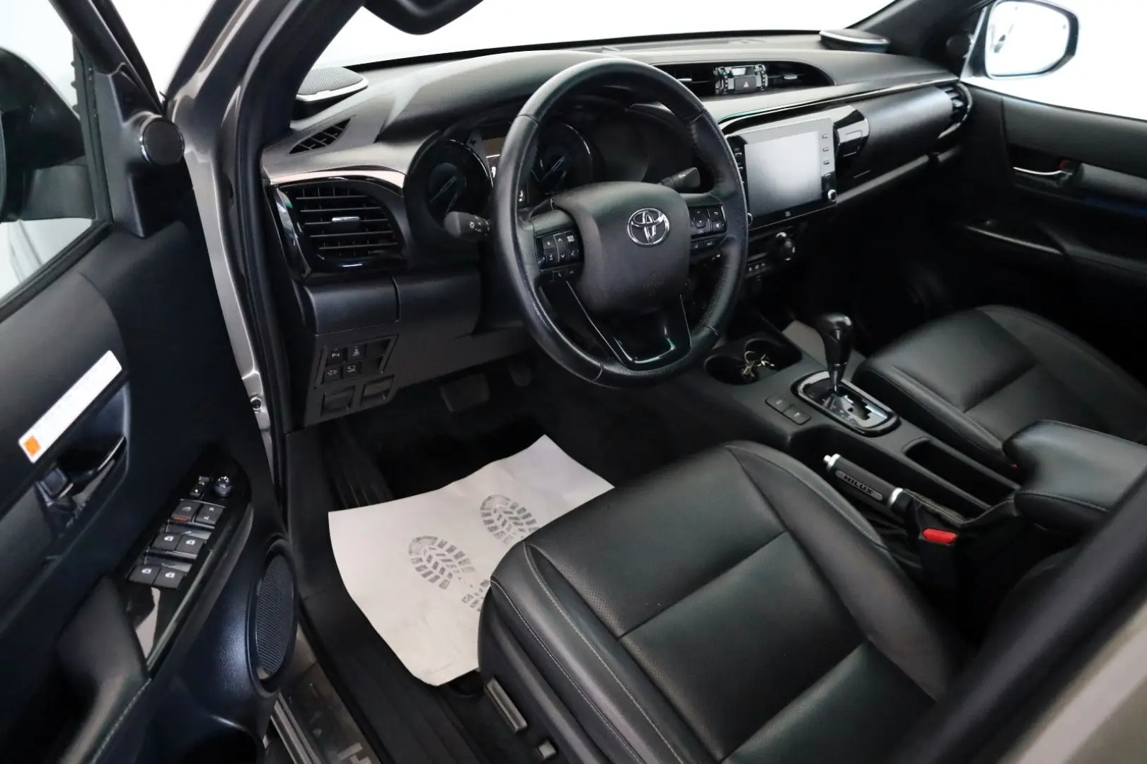 Hilux 2.8 D-4D Invincible,ACC,Rollbügel,LED,AHK