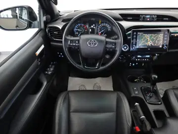 Hilux 2.8 D-4D Invincible,ACC,Rollbügel,LED,AHK
