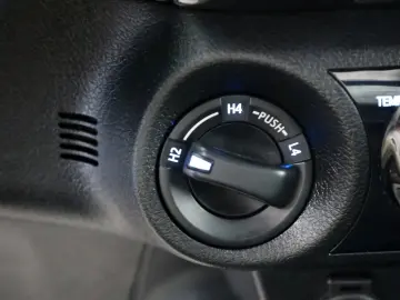 Hilux 2.8 D-4D Invincible,ACC,Rollbügel,LED,AHK
