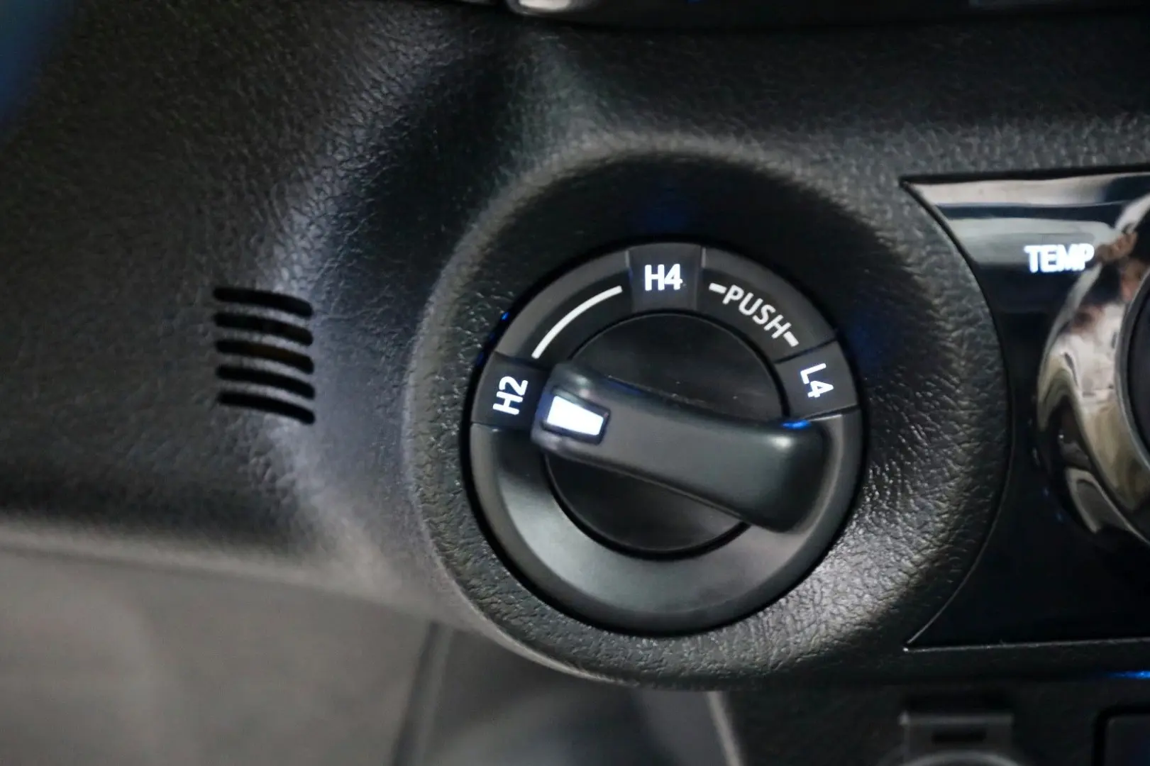 Hilux 2.8 D-4D Invincible,ACC,Rollbügel,LED,AHK