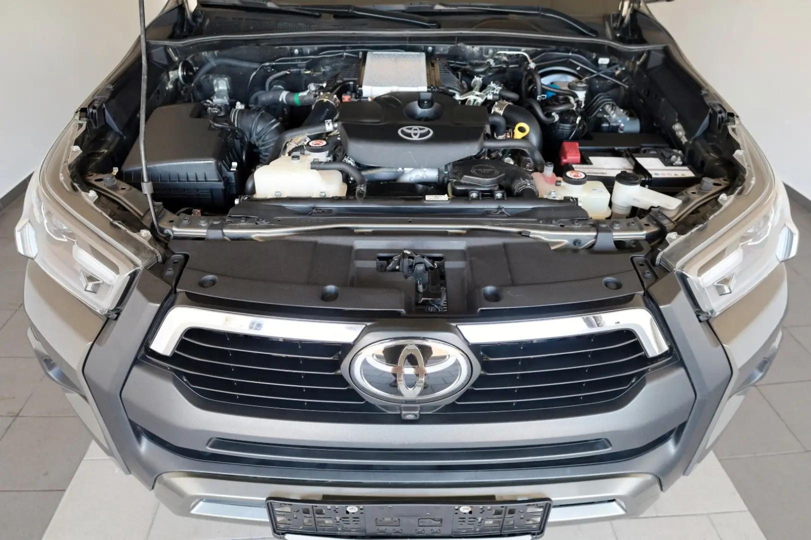 Hilux 2.8 D-4D Invincible,ACC,Rollbügel,LED,AHK