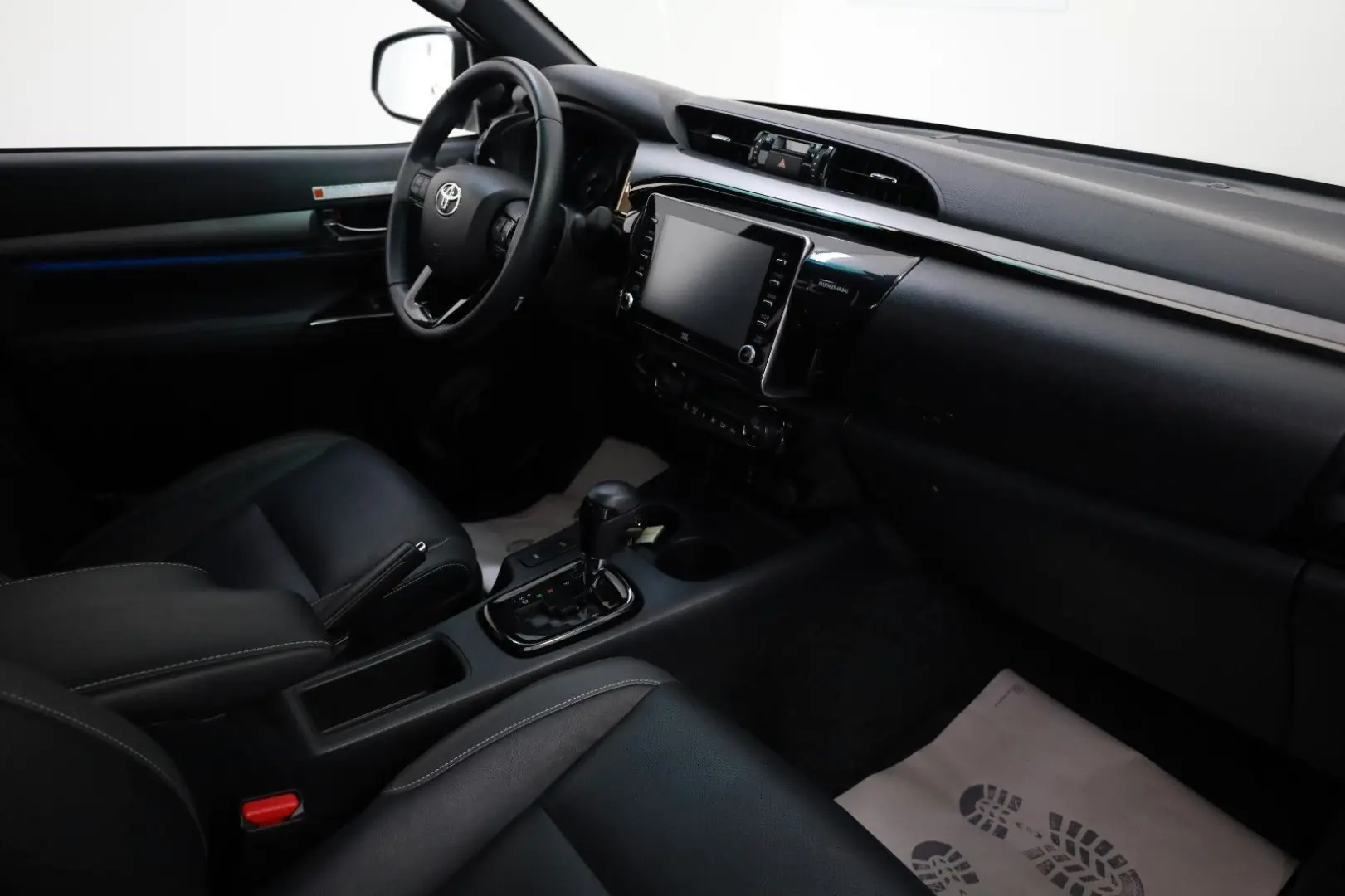 Hilux 2.8 D-4D Invincible,ACC,Rollbügel,Sthz,AHK