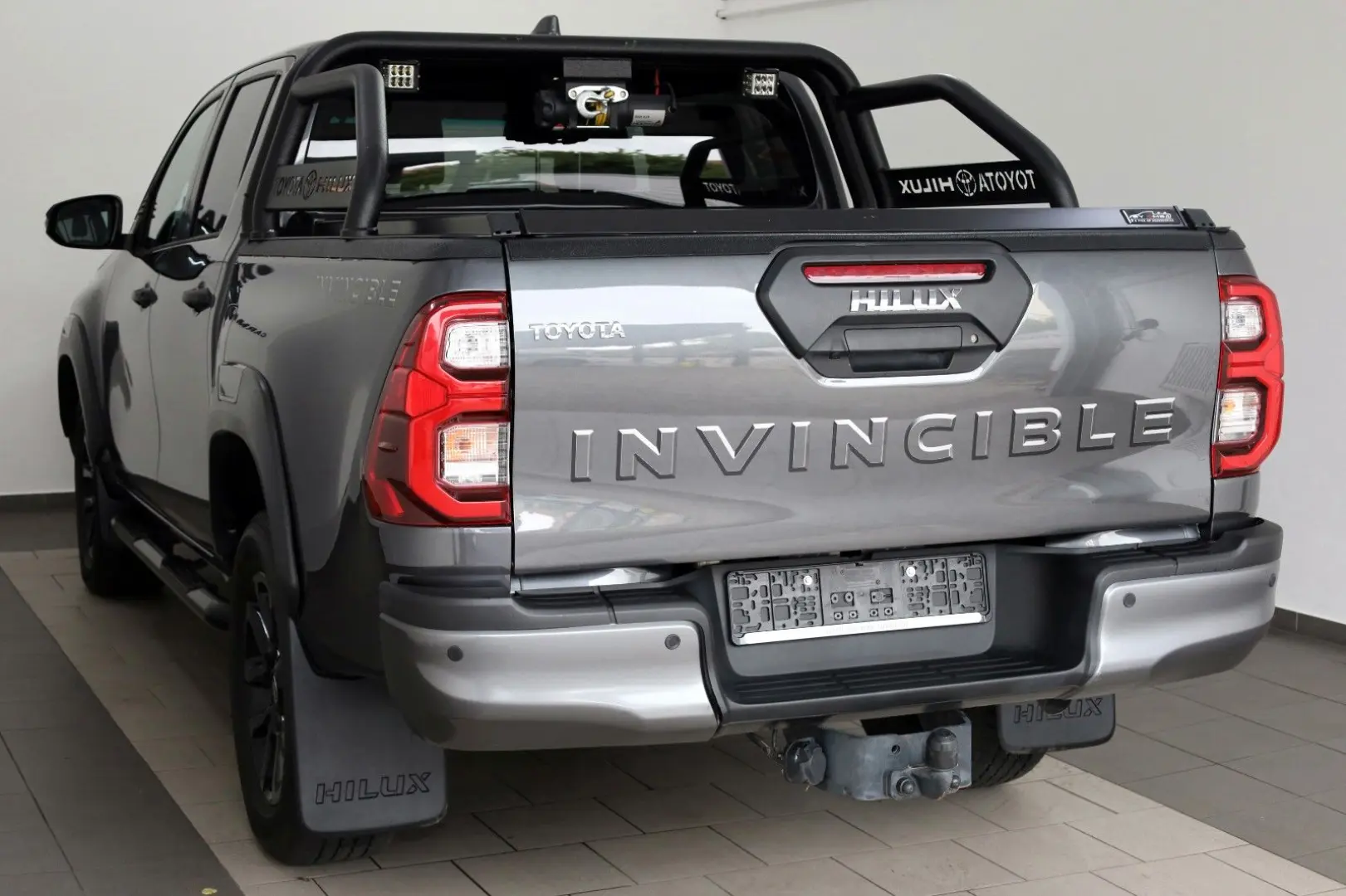 Hilux 2.8 D-4D Invincible,ACC,Rollbügel,Sthz,AHK