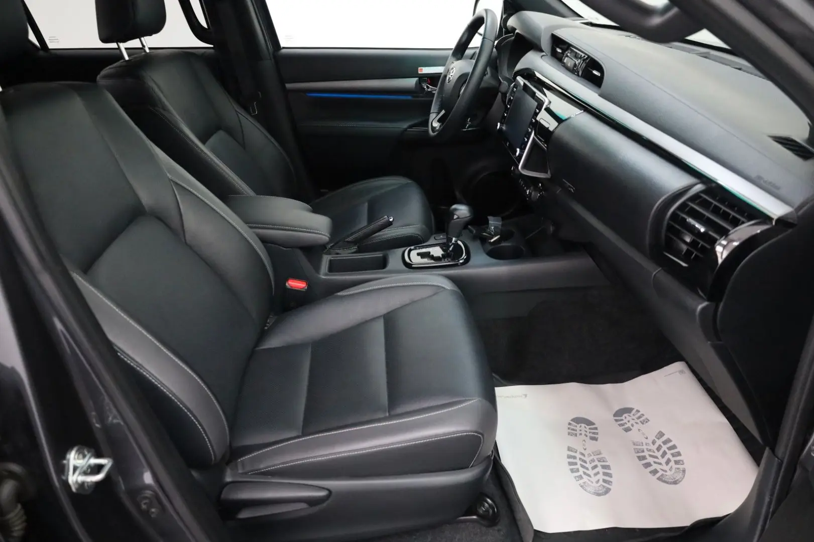 Hilux 2.8 D-4D Invincible,ACC,Rollbügel,Sthz,AHK