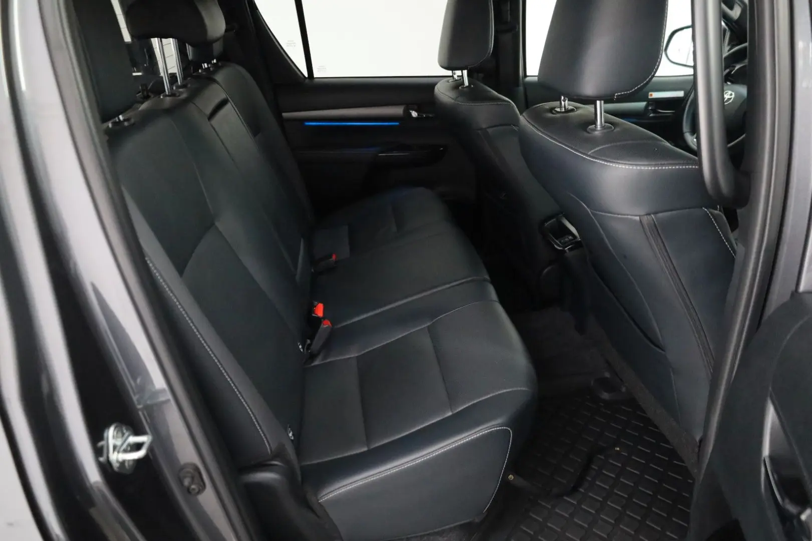 Hilux 2.8 D-4D Invincible,ACC,Rollbügel,Sthz,AHK