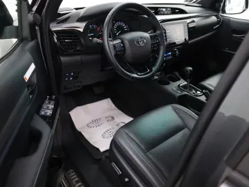Hilux 2.8 D-4D Invincible,ACC,Rollbügel,Sthz,AHK