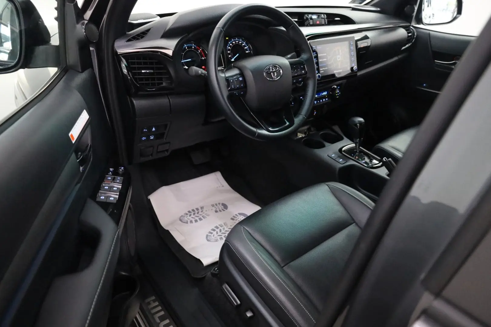 Hilux 2.8 D-4D Invincible,ACC,Rollbügel,Sthz,AHK