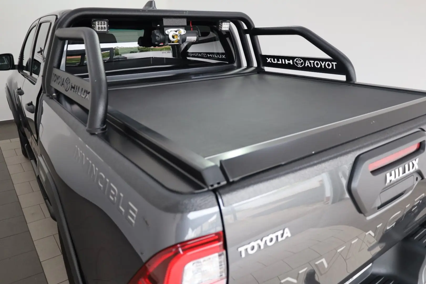 Hilux 2.8 D-4D Invincible,ACC,Rollbügel,Sthz,AHK