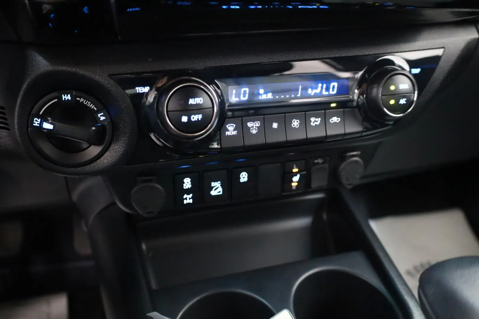 Hilux 2.8 D-4D Invincible,ACC,Rollbügel,Sthz,AHK