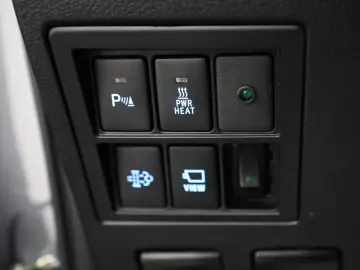Hilux 2.8 D-4D Invincible,ACC,Rollbügel,Sthz,AHK