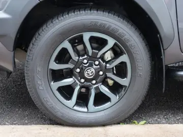 Hilux 2.8 D-4D Invincible,ACC,Rollbügel,Sthz,AHK
