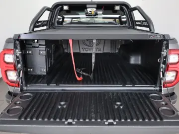 Hilux 2.8 D-4D Invincible,ACC,Rollbügel,Sthz,AHK