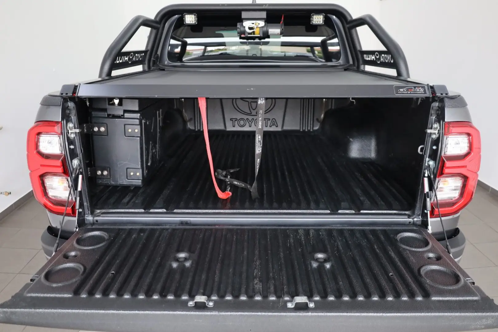 Hilux 2.8 D-4D Invincible,ACC,Rollbügel,Sthz,AHK