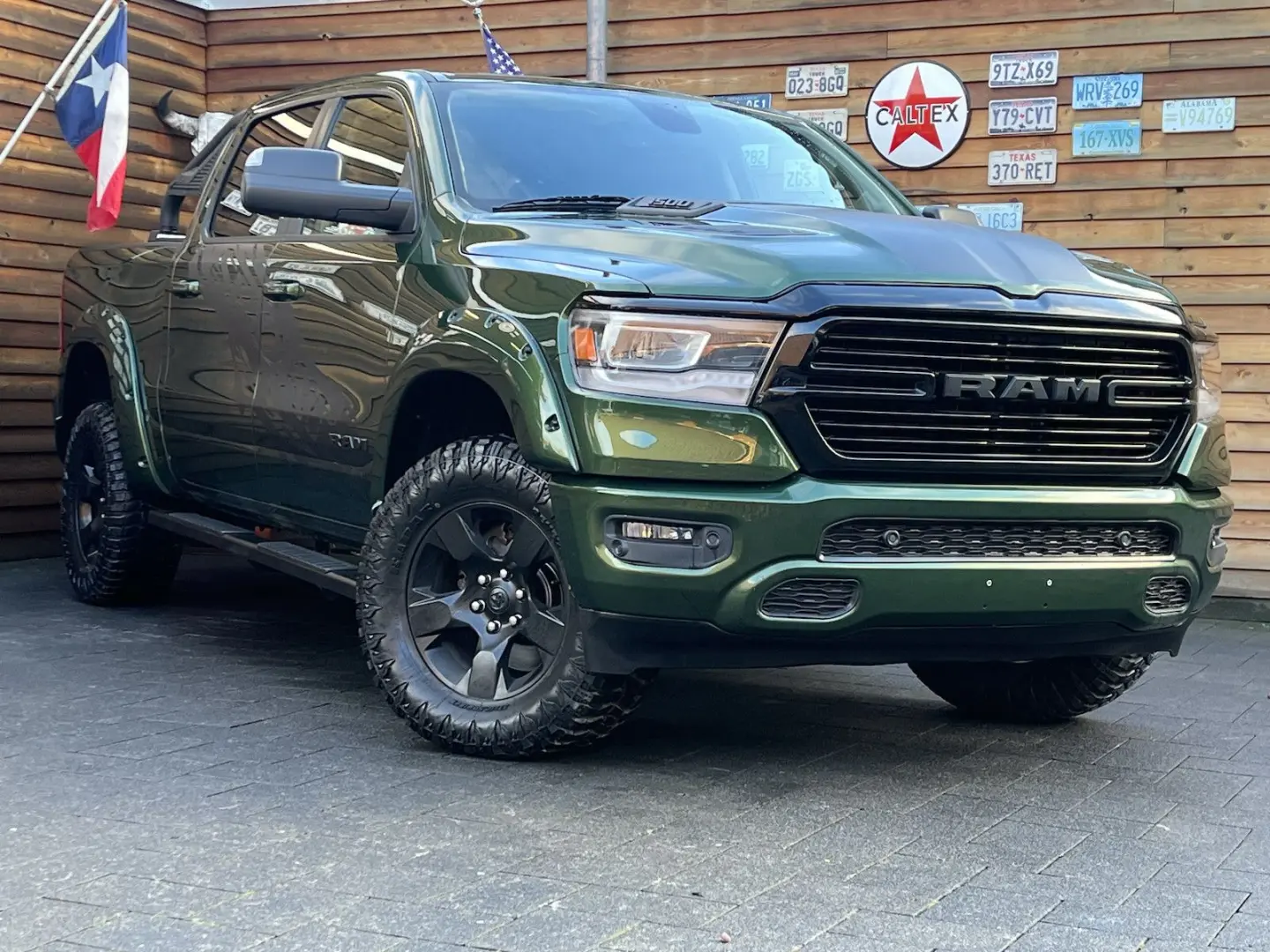 RAM 1500 OFFROAD 5,7L 4x4 AHK CarPlay Rollbar
