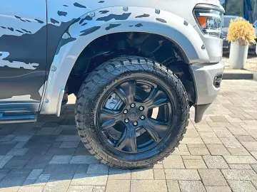 RAM 5.7 V8 HEMI LARAMIE NIGHT Offroad 4x4 LED