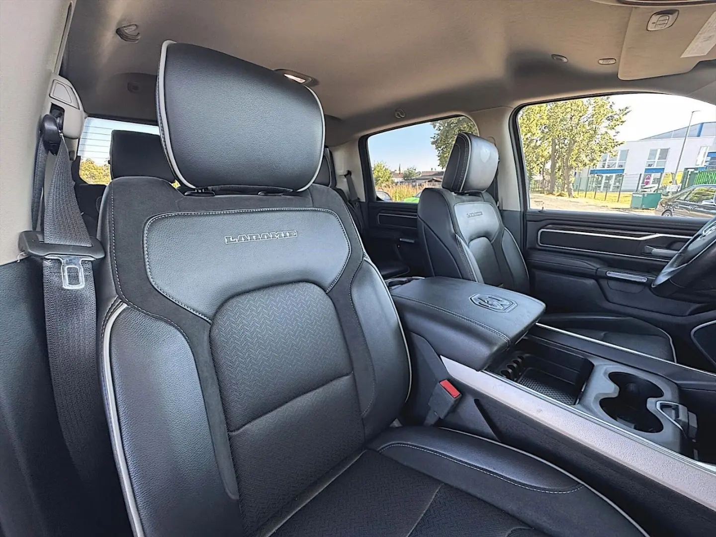 RAM 5.7 V8 HEMI LARAMIE NIGHT Offroad 4x4 LED