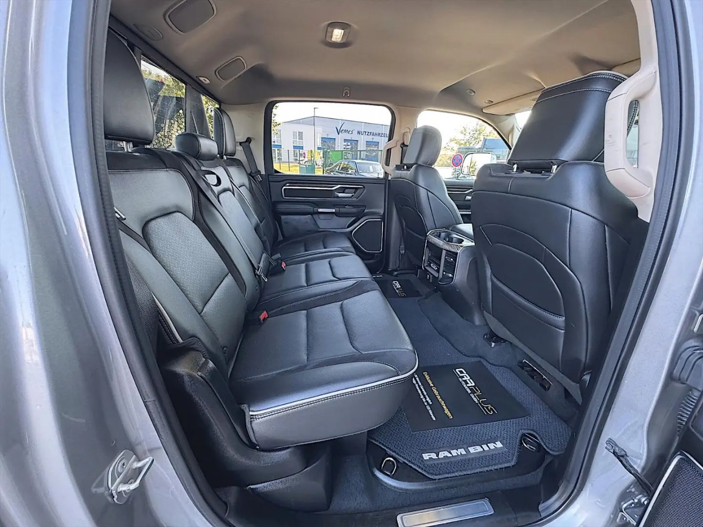 RAM 5.7 V8 HEMI LARAMIE NIGHT Offroad 4x4 LED