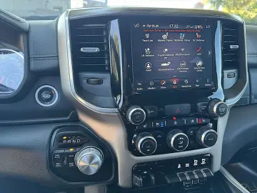 RAM 5.7 V8 HEMI LARAMIE NIGHT Offroad 4x4 LED