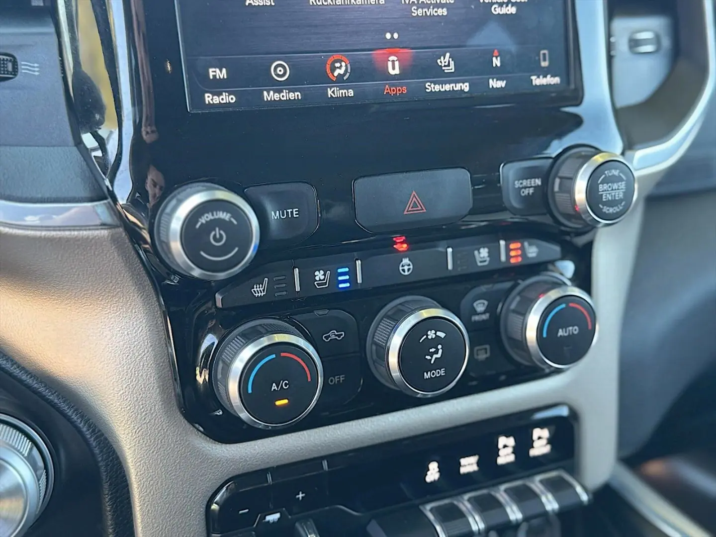 RAM 5.7 V8 HEMI LARAMIE NIGHT Offroad 4x4 LED