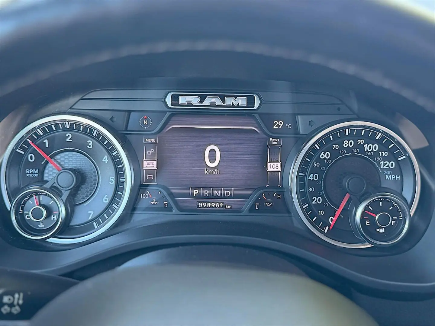 RAM 5.7 V8 HEMI LARAMIE NIGHT Offroad 4x4 LED